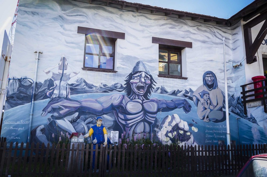 Ushuaia - Grafitti no correio municipal 2