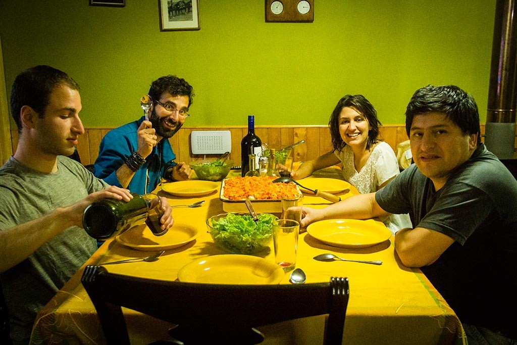 Coyhaique - Michael, Robert, Bruna e David prontos para a janta
