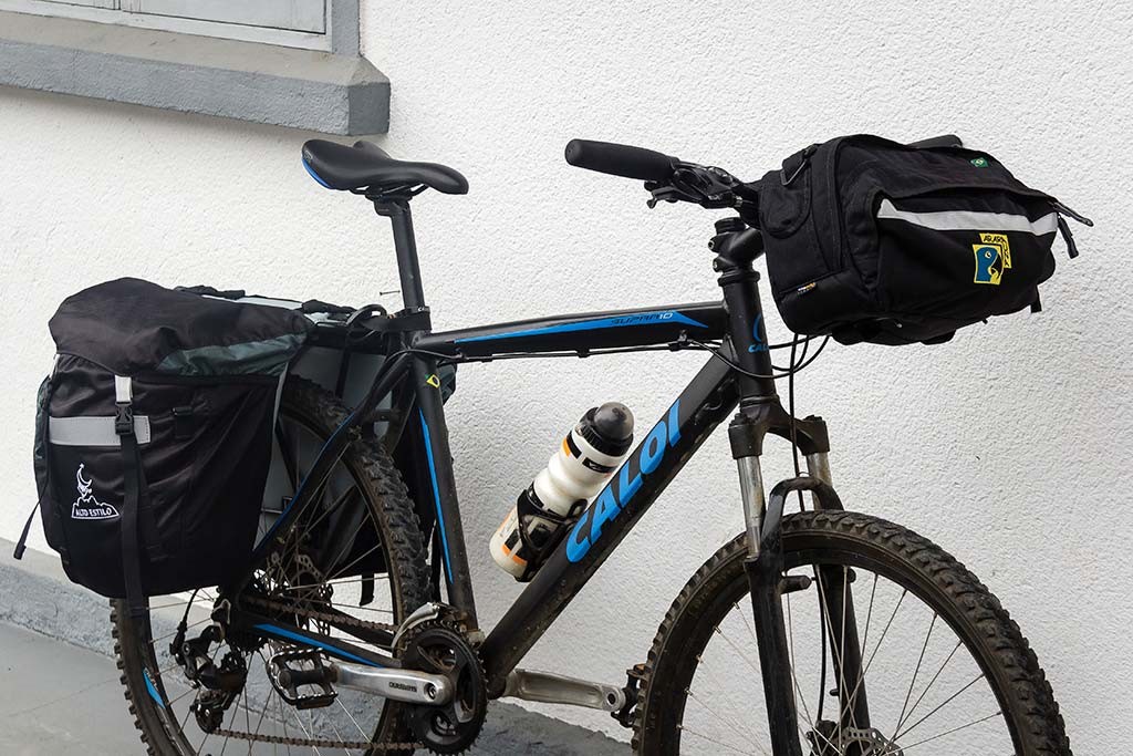 Cicloturismo Vale Europeu - Bike pronta com os alforjes Alto Estilo 60l e a bolsa de guidão Ararauna 11l