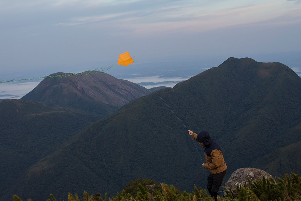 Soltando pipa no cume - Pico Paraná